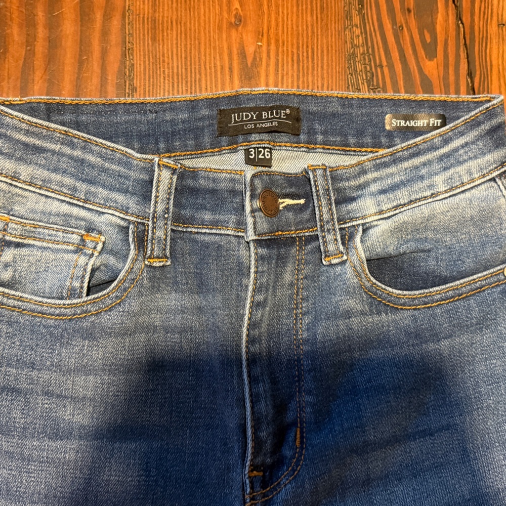 CASTLE ROCK HIGH RISE DISTRESSED KNEE STRAIGHT Size 3/26

Like NEW. Warn once - Picture 3 of 3
